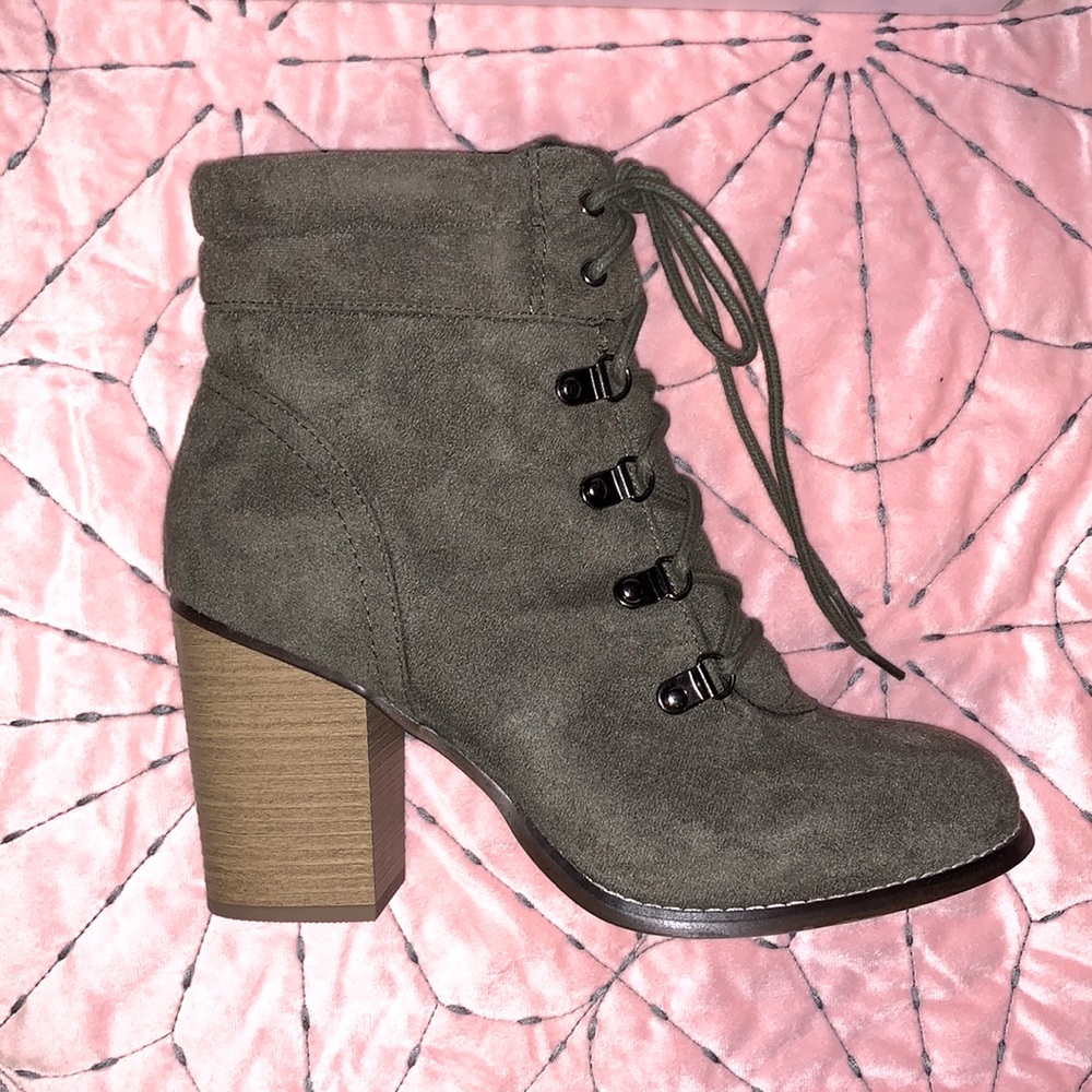Candie's olive green ankle boots never worn